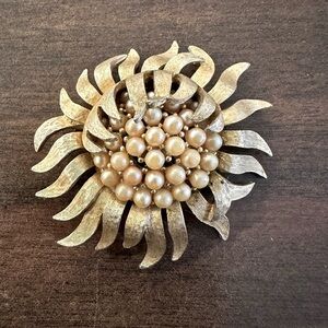 VTG Crown Trifari designed by Alfred Philippe 🌻Brooch Pin